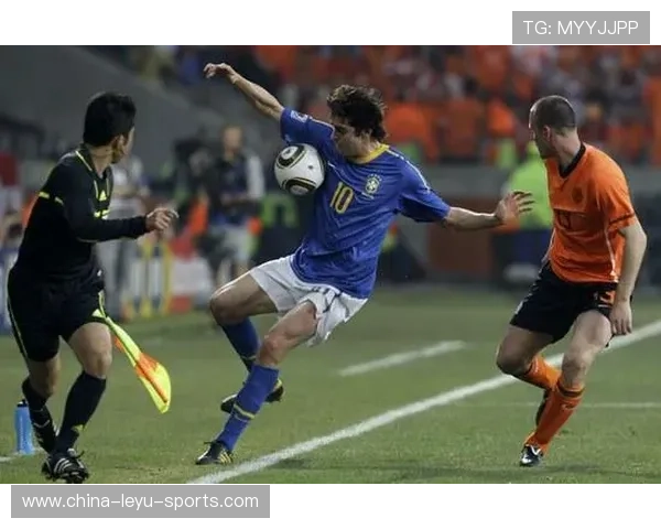 卡卡受邀参加慈善赛，再现优雅控球